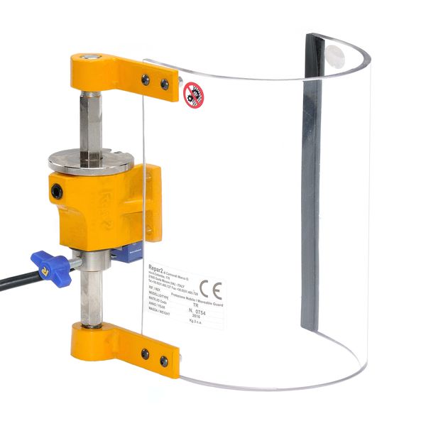 Image du produit d'une garde de sécurité pour scies à ruban verticales. Un écran incurvé en polycarbonate est monté sur un bras et un support de montage. Le câblage de l'interrupteur de verrouillage est visible en arrière-plan.